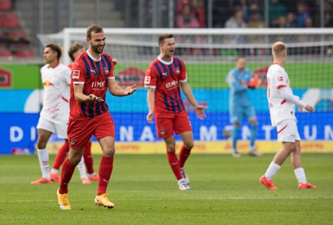 Football match, Benedikt GIMBER 1.FC Heidenheim left can't believe the decision of the referee