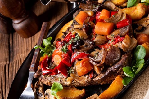 Tender beef with various vegetables