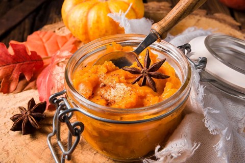 Ein köstlicher herbstlicher cremiger hokkaido kürbis pure