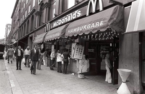 Fast food in the 1970s. Swedish businessman Paul Lederhausen obtains the swedish rights to