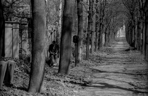 GDR, Berlin, 27.04.1987, Jewish cemetery Weißensee, in spring, drawing man with kippa (Star of