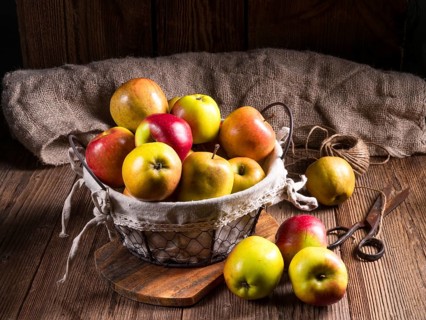 Fresh autumn apples in the basket