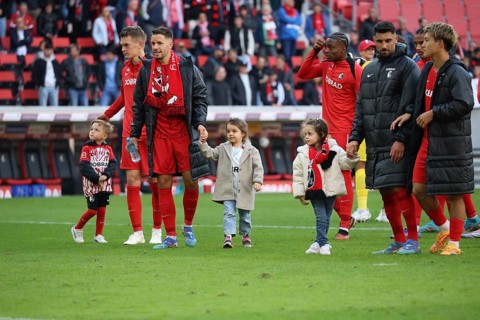 Family outing after the 2-1 win, the Freiburg players and their children are on their way to the