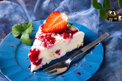 Beautiful and delicious no-bake cheesecake with strawberries