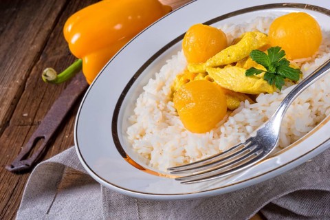 Chicken strips with rice and sweet mirabelle in curry sauce