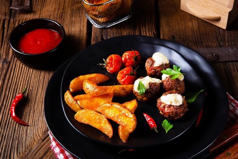 Meatballs with potato quarters from the oven