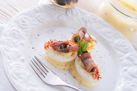 Eggs with ham and black olive ones