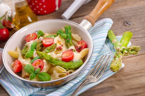 Noodles with asparagus in cream-cheese sauce