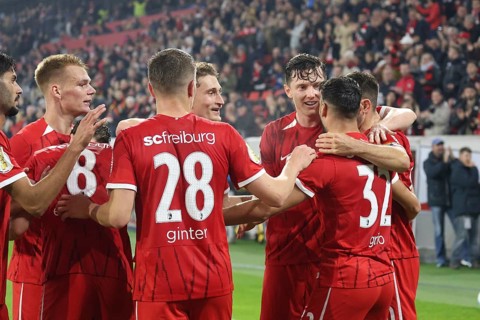 Cheers, hustle and bustle - Vincenzo Grifo (SC Freiburg) is celebrated by his colleagues after