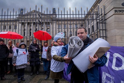 Germany, Berlin, 22 November 2024, Action against hospital reform, Health alliances hand over