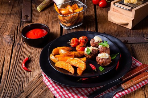 Meatballs with potato quarters from the oven