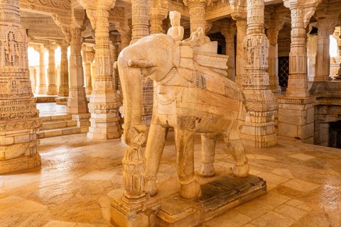 Im Inneren des Ranakpur Jain-Tempels, Rajasthan, Indien
