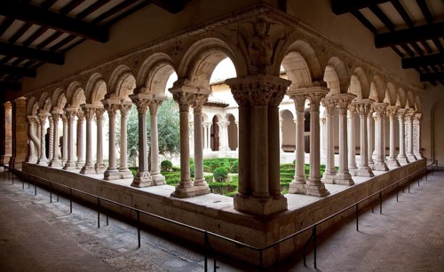 Aix en Provence, cloister of the cathedral. Romanesque cloister partial view with double columns,
