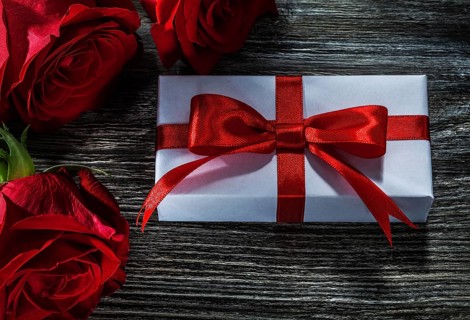 White present box natural red roses on wooden board