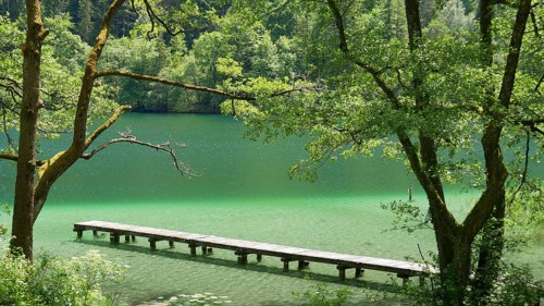 Boat and bathing jetty on emerald-green Lake Thumsee