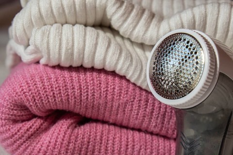 Anti-pilling razor. Device for shaving clothes. Anti-Plush fabric Shaver. Electric portable sweater
