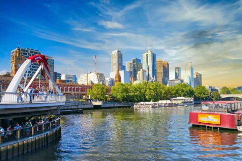 Evening atmosphere in Melbourne on the Yarra River with the Evan Walker Bridge and Flinders Street
