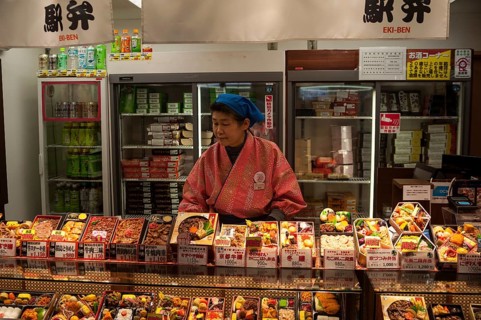 23.12.2017, Kyoto, Japan, Asia, A woman sells ready meals in a train station kiosk in Kyoto