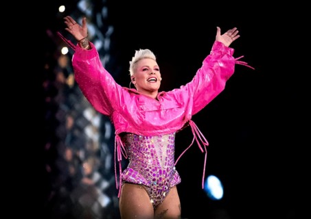 Rock singer Pink plays her current Summer Carnival Tour live (buergerlich Alecia Beth Moore) in