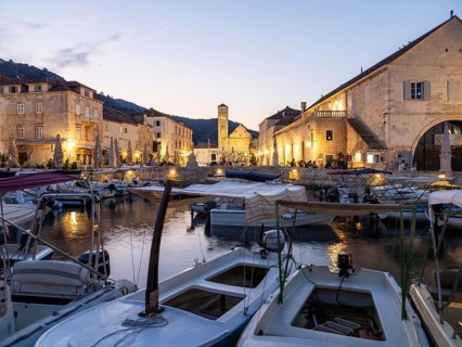 Morning atmosphere, boats in the old harbour, St. Stephen's Cathedral in the background, town of