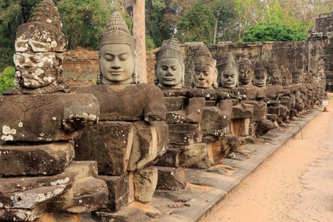 Balustrade with stone gods and demons on the bridge to the southern Tor tor of Angkor Thom