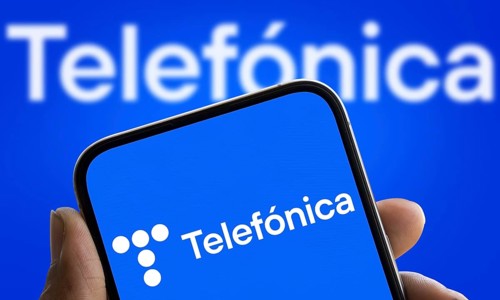 Telefonica logo is displayed on smartphone