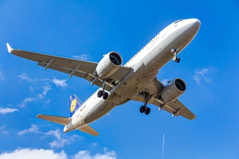 Lufthansa Airbus 320 im Landeanflug auf den Flughafen Frankfurt am Main, Deutschland