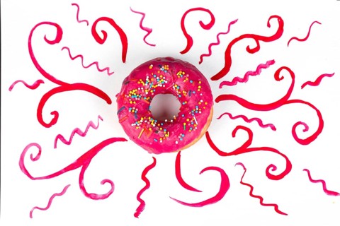 Kreatives süßes Essen. Glasierte bunte Donut auf einem hellen Aquarell lackiert Hintergrund