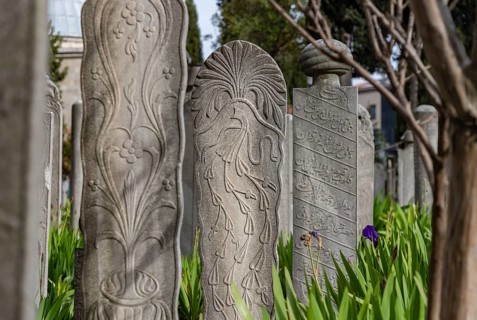 A picture of the tombstones on the cemetery of the Suleymaniye Mosque