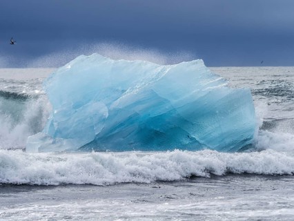 Diamond Beach, iceberg in the surf, near Jökulsarlon glacier lagoon, Vatnajökull National Park,