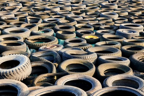 Tons of old used tyres in a mix