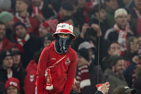 BEAUTIFUL SPORTS/ (DFL/DFB REGULATIONS PROHIBIT ANY USE OF PHOTOGRAPHS AS IMAGE SEQUENCES AND/OR