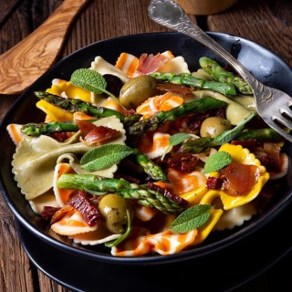 Pasta salad with green asparagus, olives and Parma ham