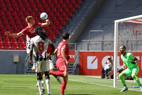 Philipp Lienhart (SC Freiburg) wins the header duel, in the background Marco Wörner (SC Freiburg)