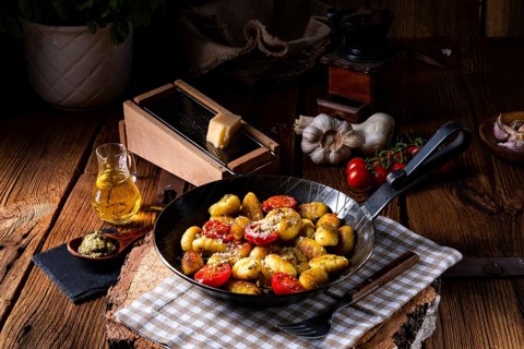 Gnocchi gebacken mit grünem pesto, kirsch tomaten und parmesan