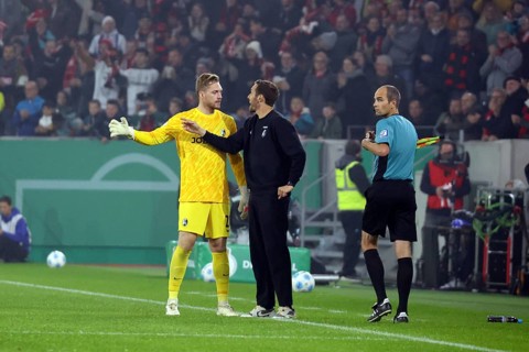 During a stoppage in play, head coach / coach Julian Schuster (SC Freiburg) gives instructions to