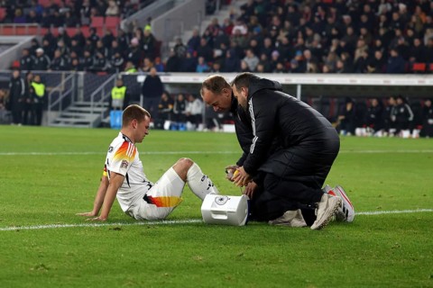 Joshua Kimmich (FC Bayern Munich) has to be treated and substituted after a blow to the foot during