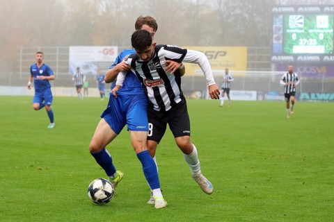 Clip and hold: Samet Yilmaz (FC 08 Villingen) in a duel with Tarnat Niklas (Freiberg) during the