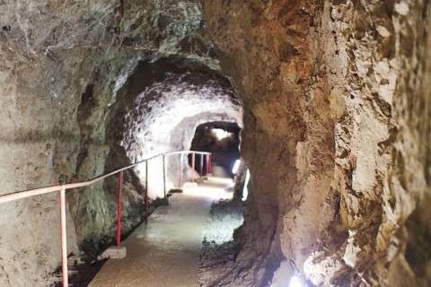 A safe path in a stalactite cave