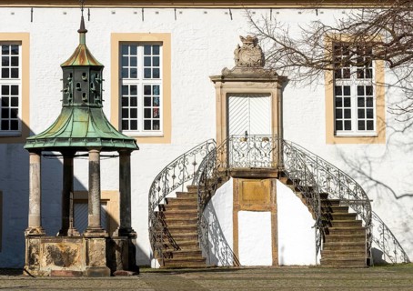 Rheine, Falkenhof (Villa Reni), inner courtyard with pigeon fountain and open staircase