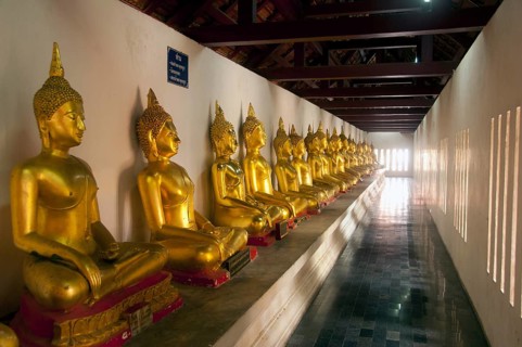 Wat Phra Sri Rattana Mahatat Woramahawihan (also referred to as Wat Yai) is famous throughout