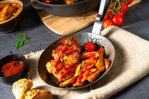 Rustic chicken wings in honey with potato wedges