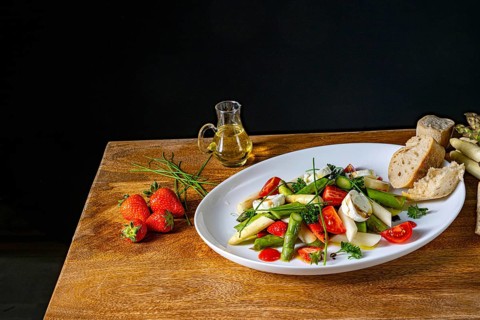 Asparagus salad with strawberries, tomatoes and goat's cheese