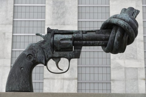 Pistol with knot in the barrel, sculpture by Carl Fredrik Reuterswärd in front of the UN