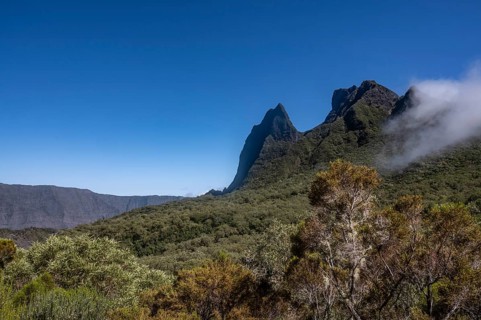 Morne de Fourche (right) and the remparts of the Piton Maïdo (left) of the Cirque de Mafate, Ile de