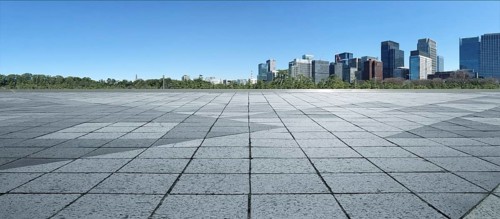 Leerer Marmorboden mit Stadtbild und Skyline im klaren blauen Himmel