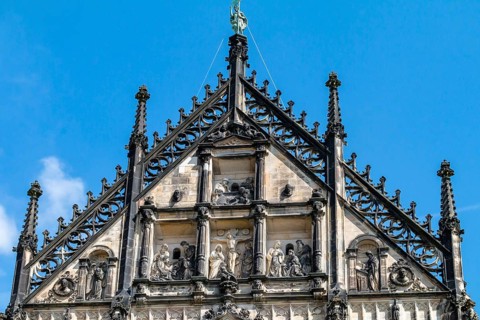 Above the frieze, larger-than-life stone figures of the twelve apostles, saints and benefactors