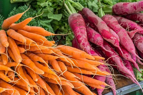Fresh vegetables (carrots) at the farmers market