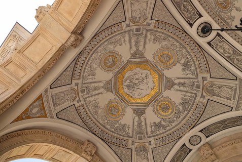 A picture of the ceiling at the entrance of the Hungarian State Opera