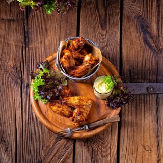 Savory gewürzte hühnerflügel aus dem ofen